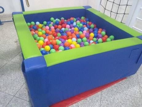 Bolas coloridas na piscina com bolas na sala de jogos